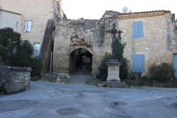Ruelle avec croix